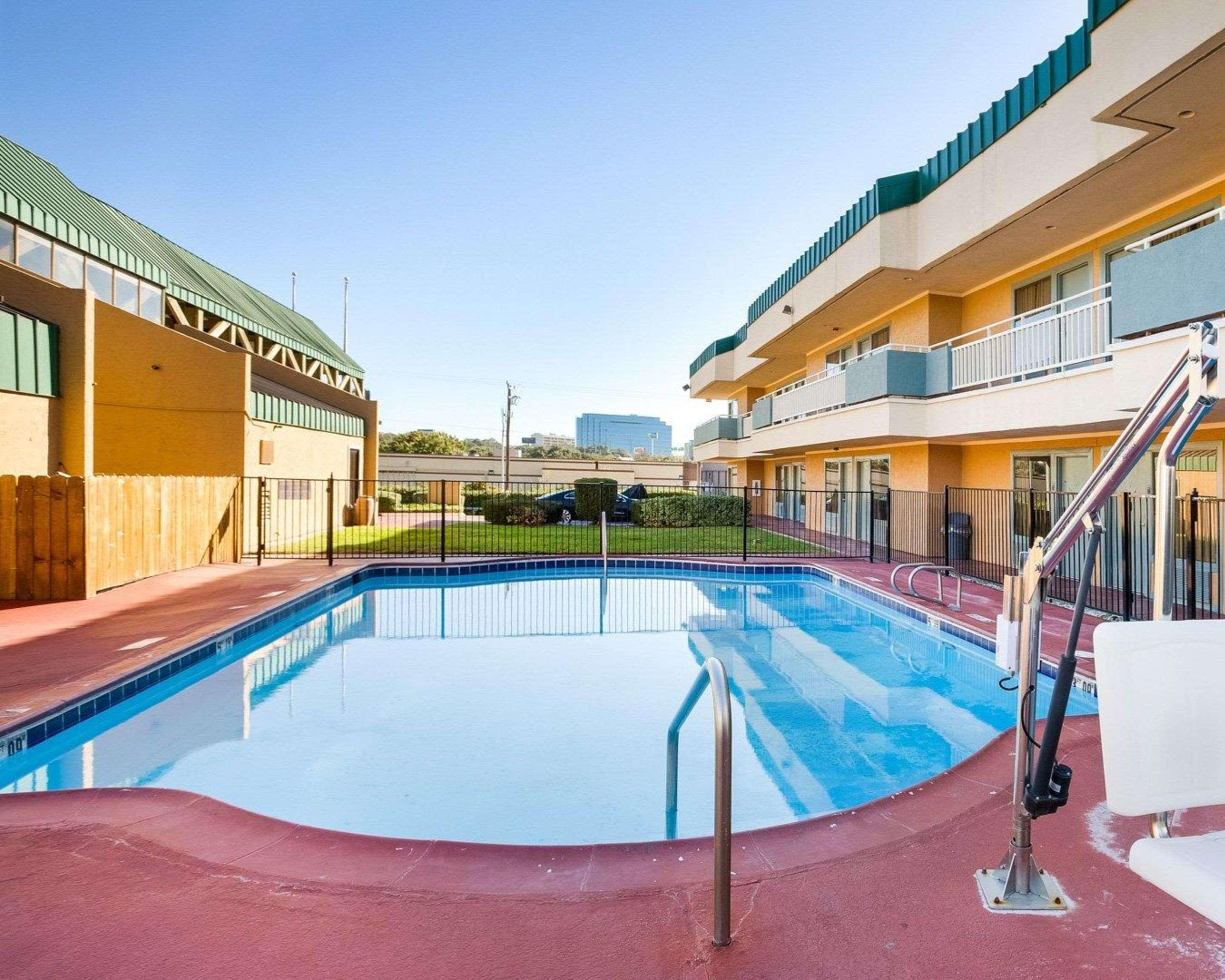 Rodeway Inn & Suites South Of Fiesta Park San Antonio Exterior photo