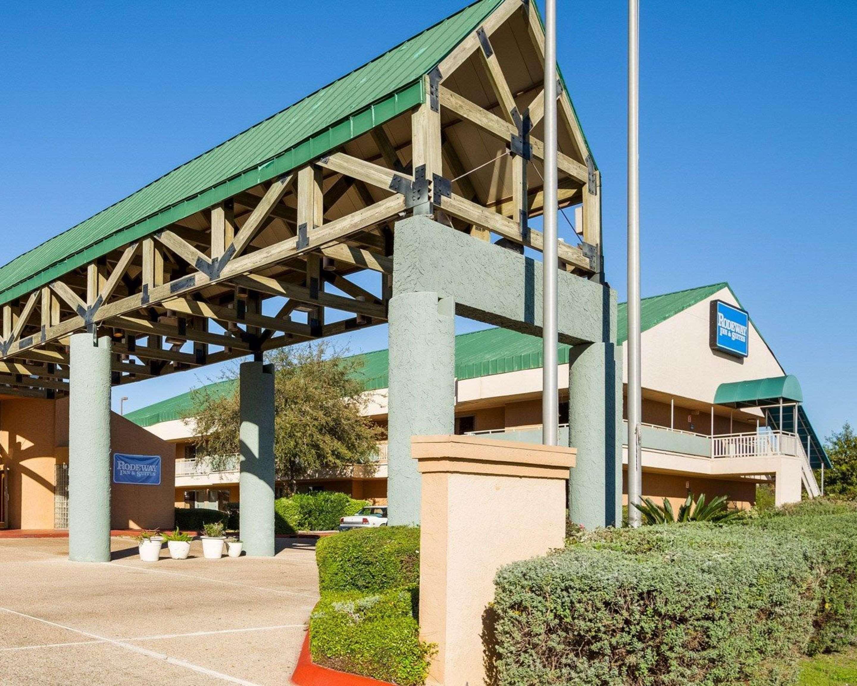 Rodeway Inn & Suites South Of Fiesta Park San Antonio Exterior photo